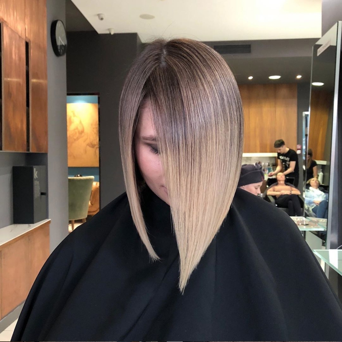 Técnica AirTouch en cabello corto y tonos avellana