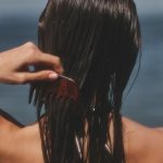 Cómo proteger el cabello del sol, el cloro y el agua del mar...