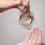 Caída del cabello: el error al lavar tu pelo que puede acele...
