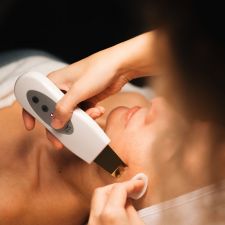 Neteja facial profunda amb aparells