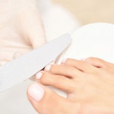 Llimar i esmaltar (peus)