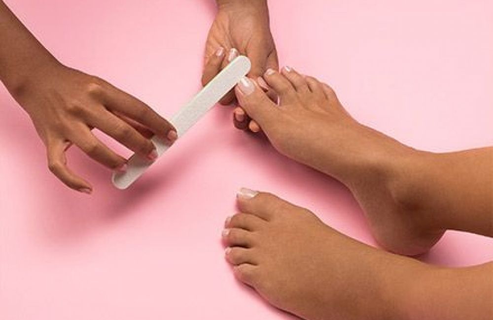 Què inclou el llimat i esmaltar peus al saló?
