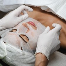 Neteja facial bàsica amb extracció manual